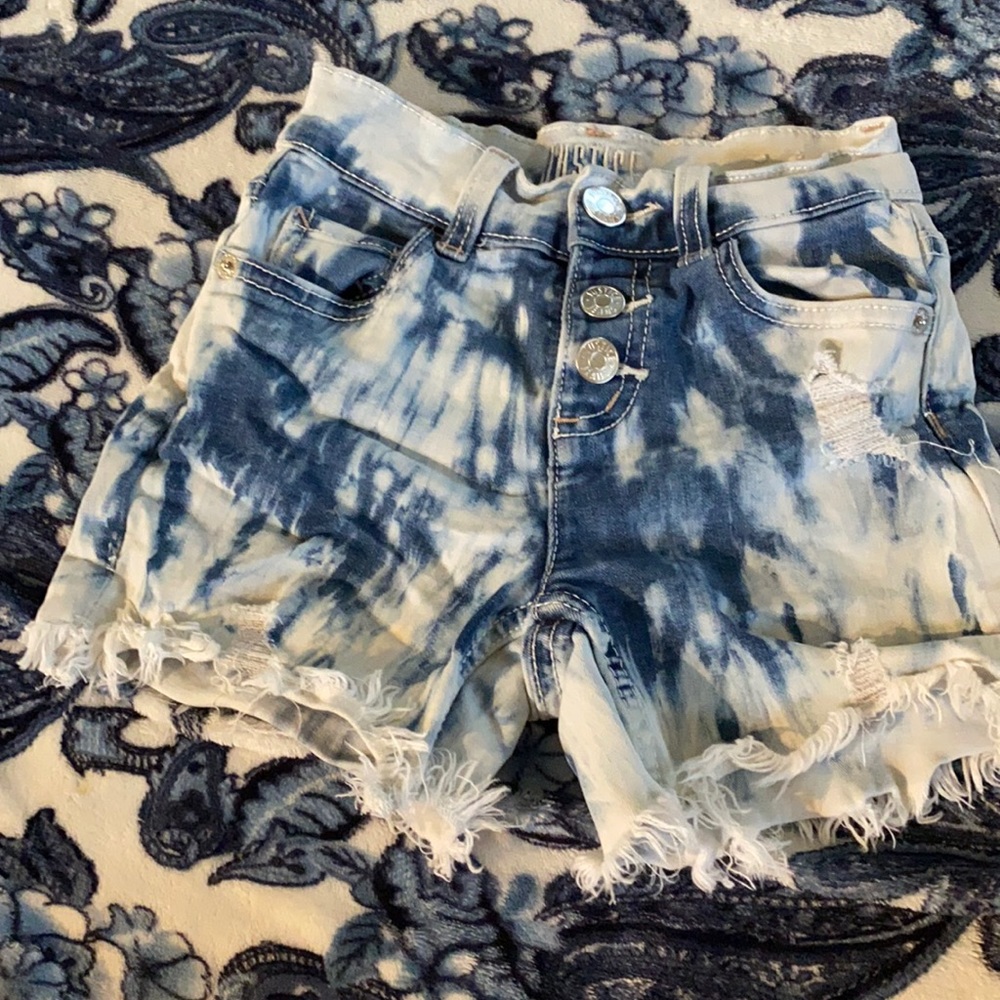 Tie dye distressed jean short.